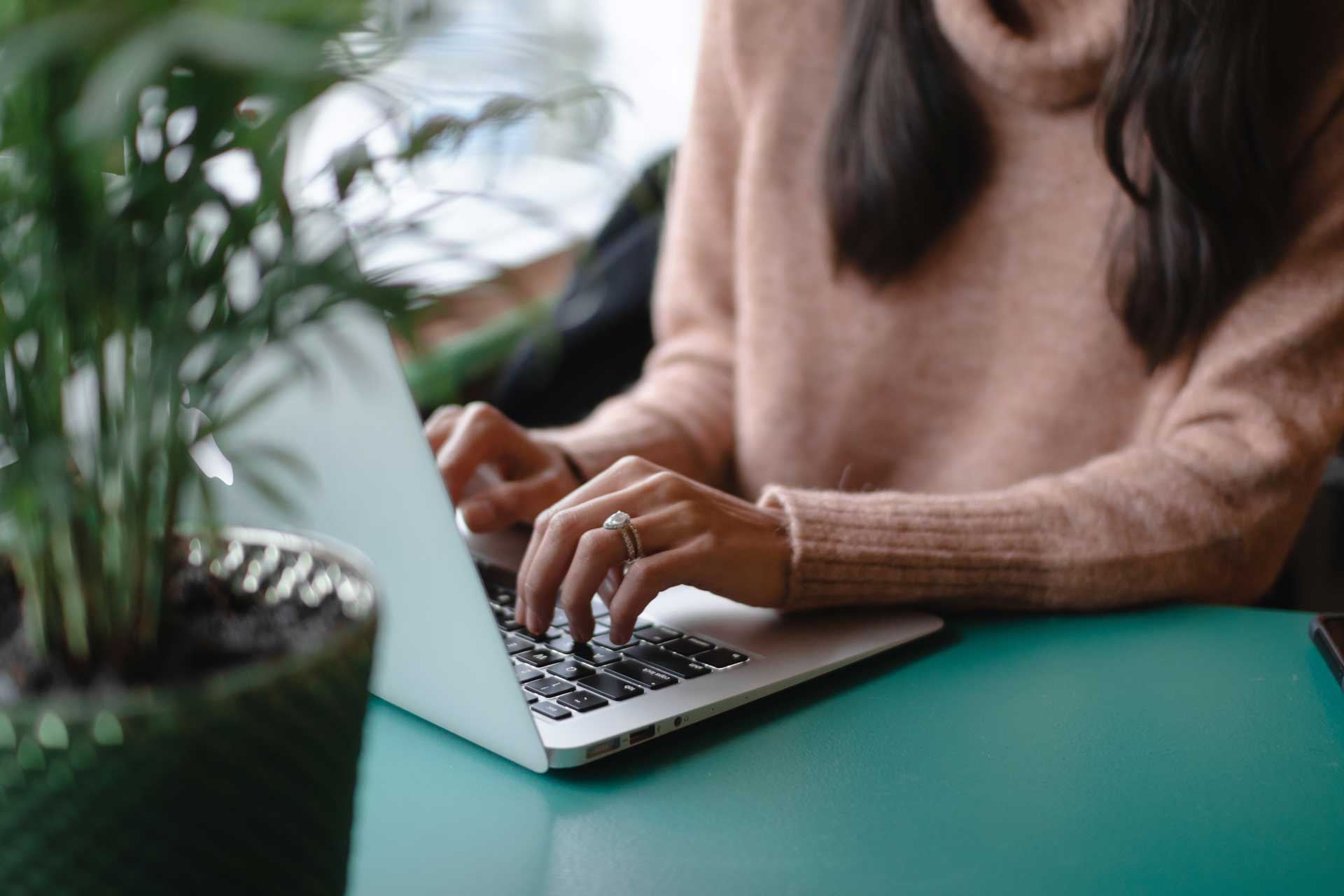 woman-working-on-her-laptop-computer_t20_WxL7Jz